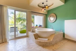 https://www.palmarbeachresortandspa.com/galleries/Suites/JACUZZI  TERRAZA.webp